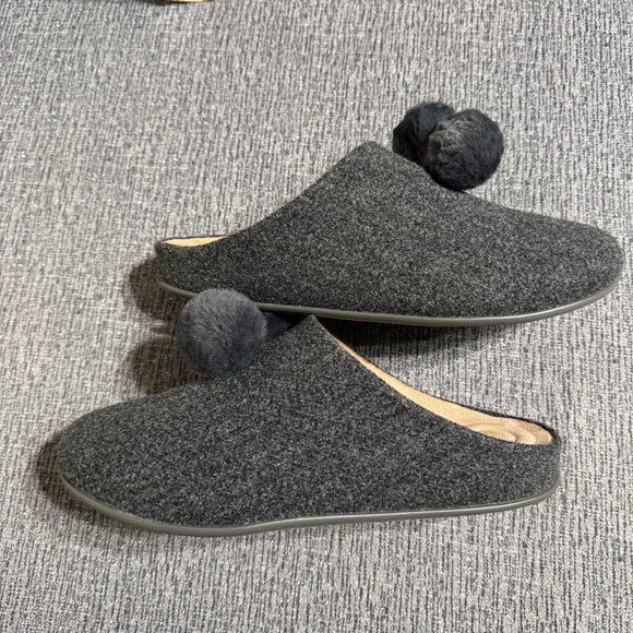 Fit Flop Women’s Chrissie Pom Pom Slippers - Picture 4 of 15